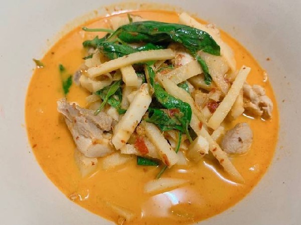 แกงคั่วไก่หน่อไม้ดอง
