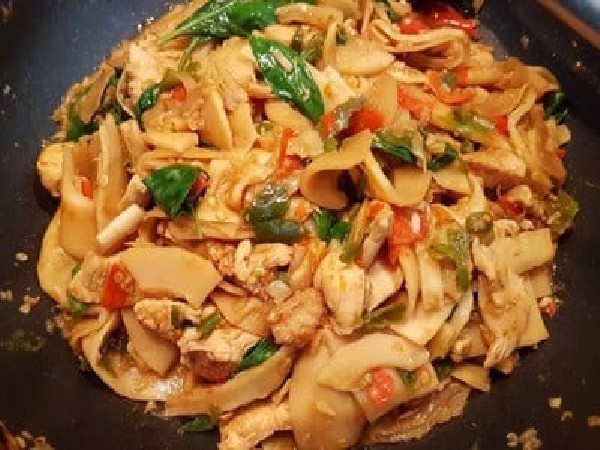 ผัดพริกแกงไก่ใส่หน่อไม้ดอง