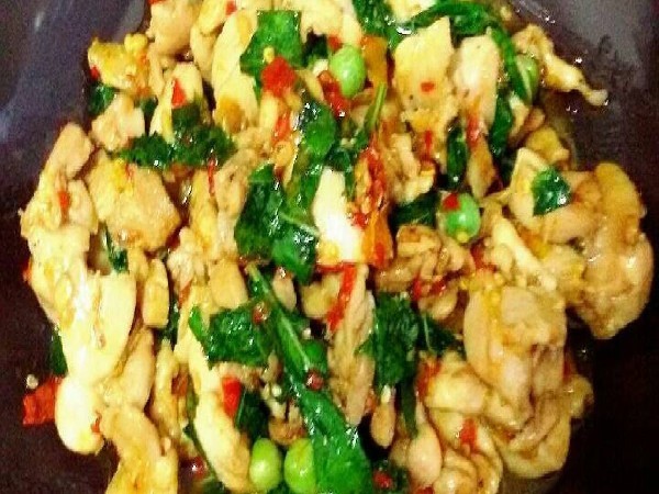 ผัดเผ็ดไก่ใส่ใบยี่หร่า
