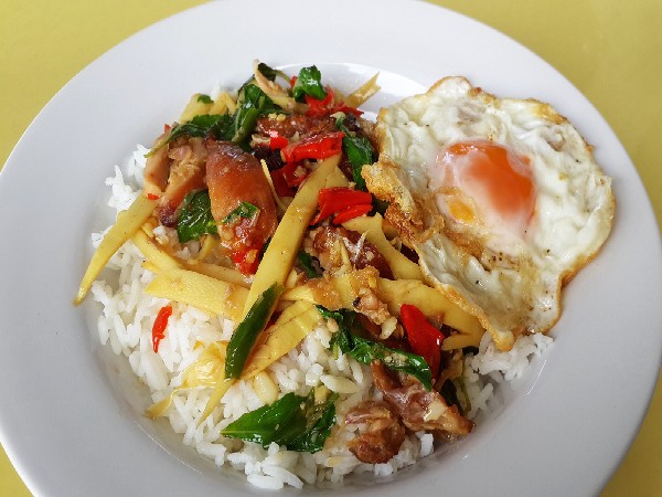 ผัดพริกแกงหน่อไม้ดองราดข้าว+ไข่ดาว
